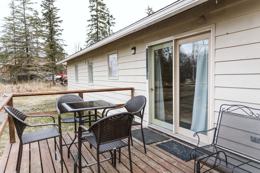 Back deck - 37041 Rafie St