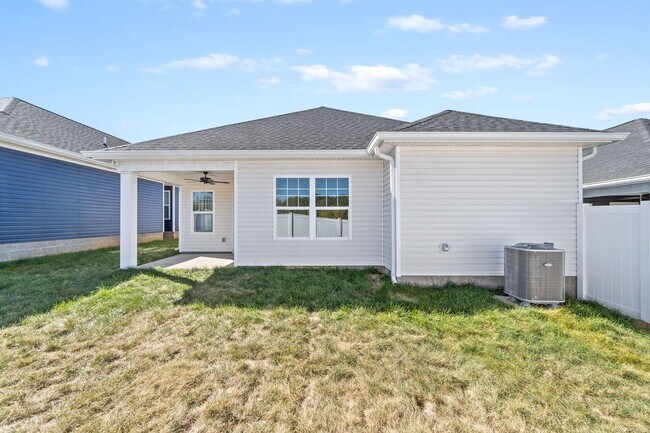 Building Photo - Fenced in Back Yard!!