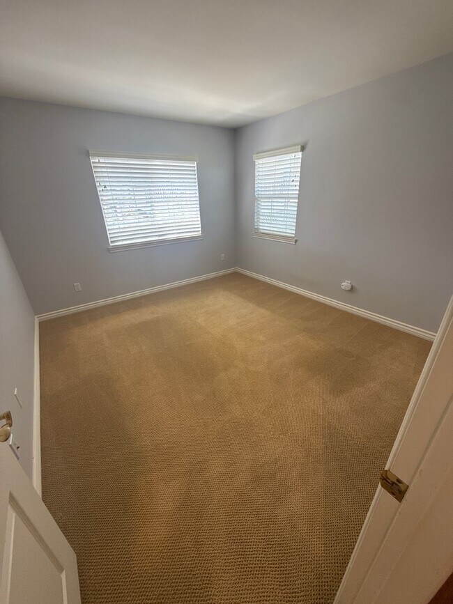 Building Photo - Spacious 4-bedroom, 3-bathroom home in New...