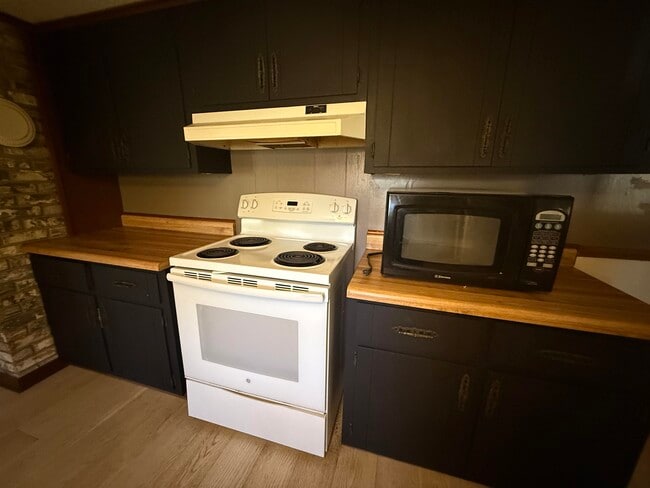 Building Photo - 122 Helm Rd