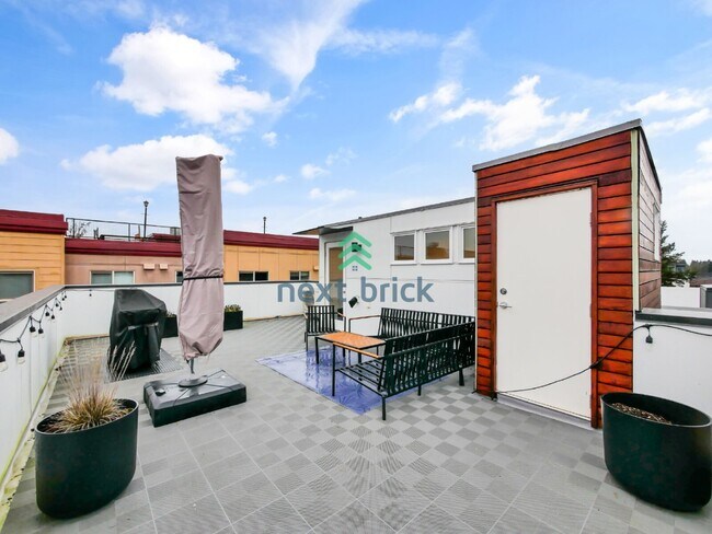 Building Photo - New Spacious 3 Bed 2.5 Bath Town home for Rent!