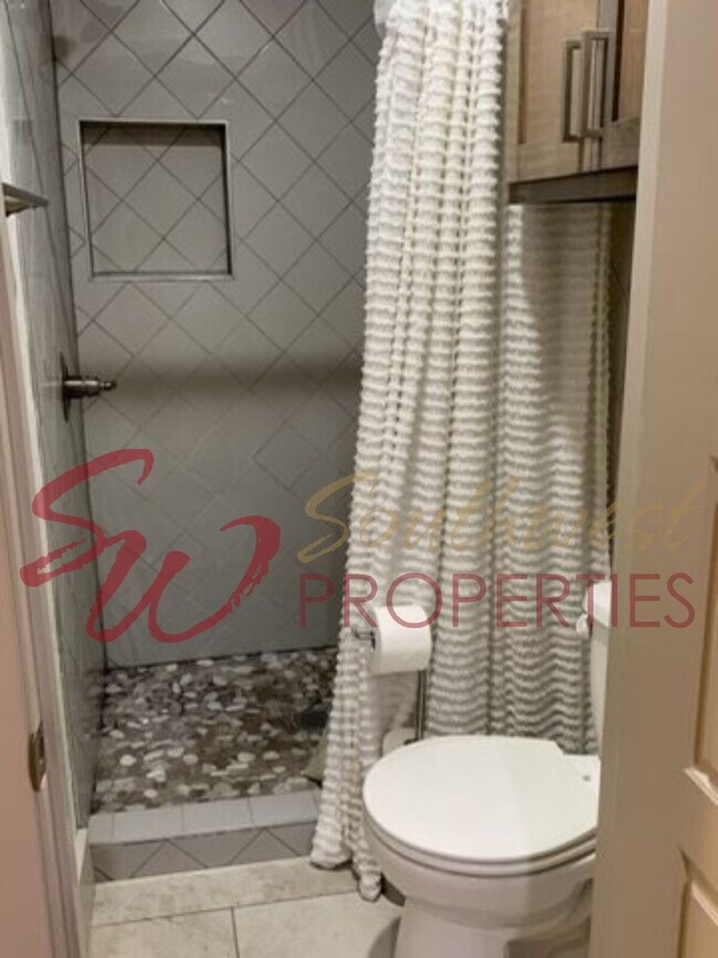 Building Photo - Absolutely gorgeous 1 bedroom 1 bath bouti...