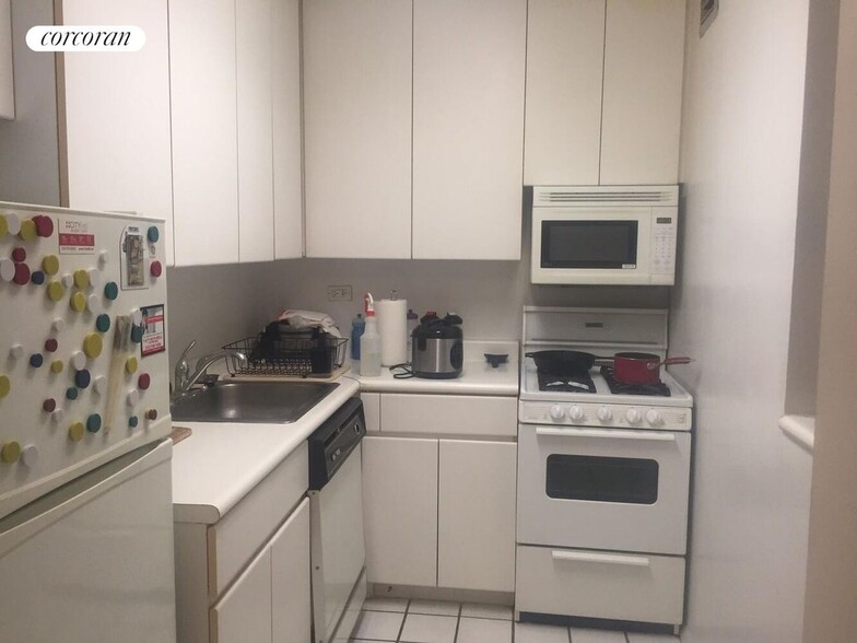 Building Photo - 215 W 95th St