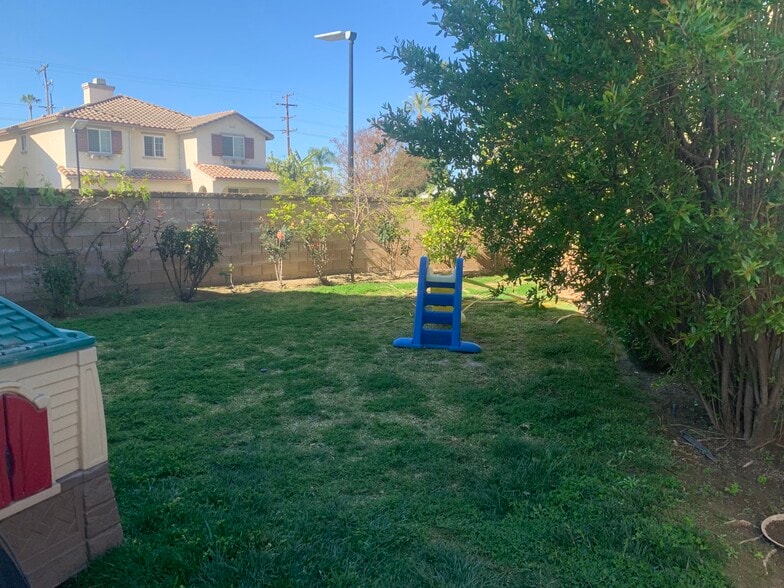 Building Photo - 2568 Rochelle Ave