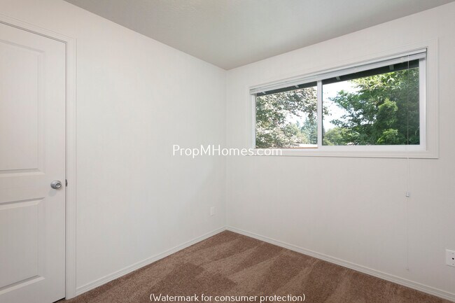 Building Photo - 15535 NE Glisan St