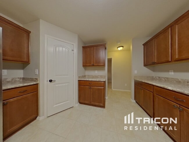 Building Photo - 413 Azalea Dr