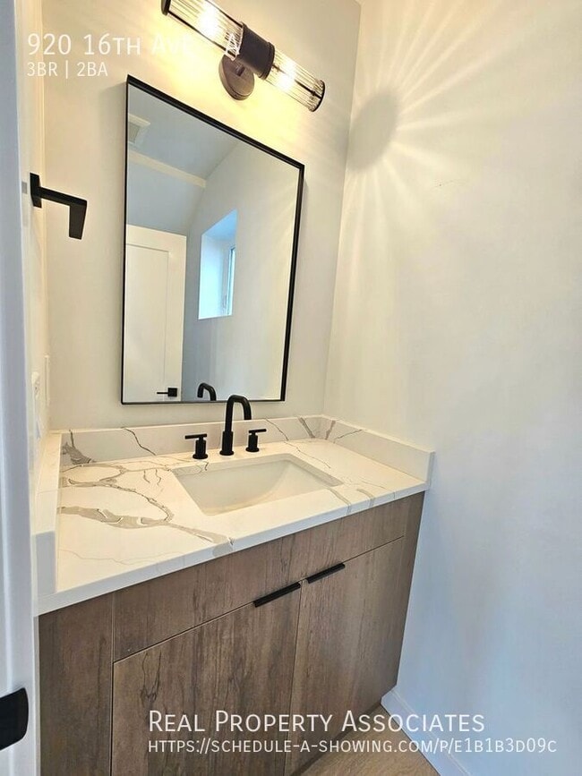 Building Photo - 920 16th Ave