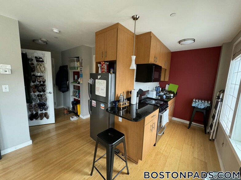 Building Photo - 62 Boylston St