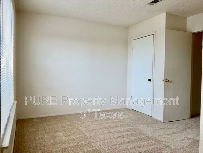 Building Photo - 12120 Thompkins Dr