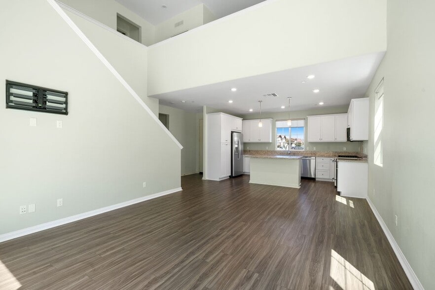 Building Photo - 528 Tibbetts St