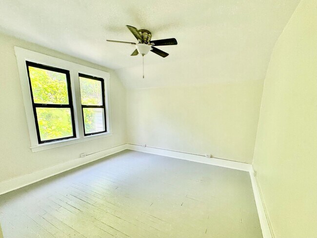 Building Photo - Newly Renovated 2 Bed, 1 Bath Home with Bonus Room - Conveniently Located, Central Heat - Availab...