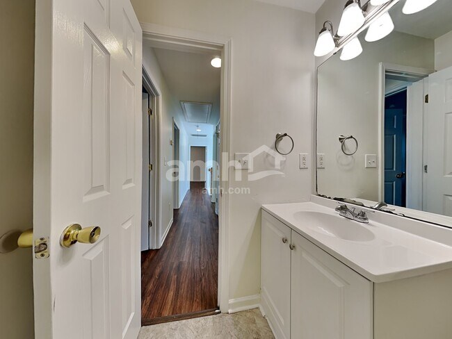 Building Photo - 9117 Hollow Ridge Ln