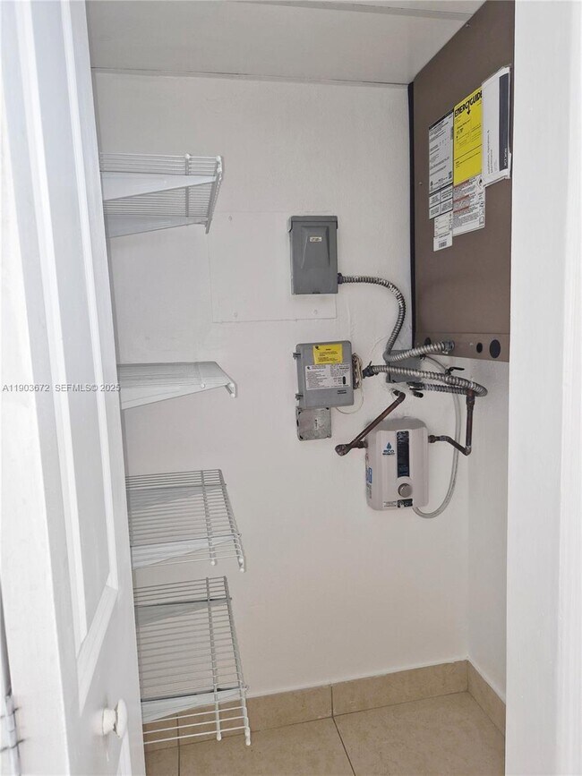 Building Photo - 2910 Point E Dr