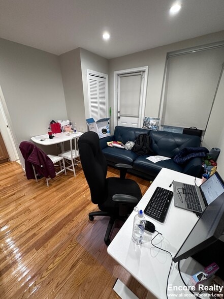 Building Photo - 220 Hanover St