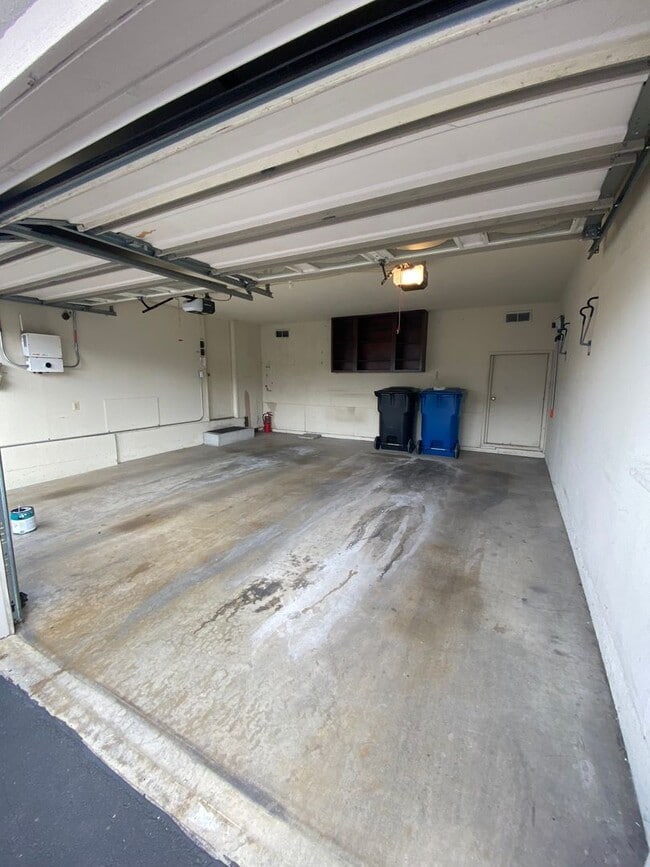 Building Photo - Beautiful 3 bed, 2 bath Townhome close to USD and Mission Valley!