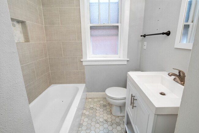 Building Photo - McDreamy 2BR w/ Balcony