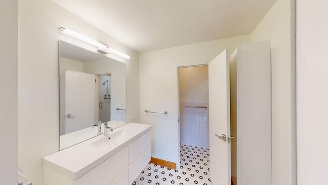 Building Photo - 1300 Queens Rd