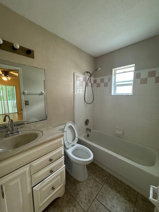 Building Photo - 3/2 Lovely Home East Orlando for rent! Isl...