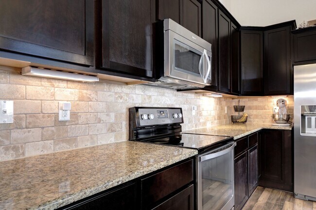 Building Photo - Private 2 bed 2 bath Condo in Inverness En...