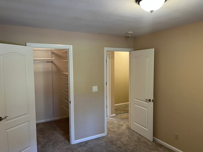 Building Photo - 2 Bedroom Condo in Quiet, Gated Community