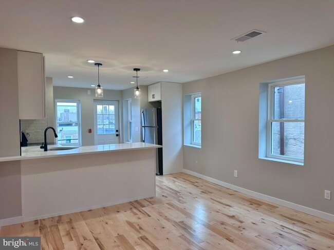 Building Photo - 2821 W Girard Ave