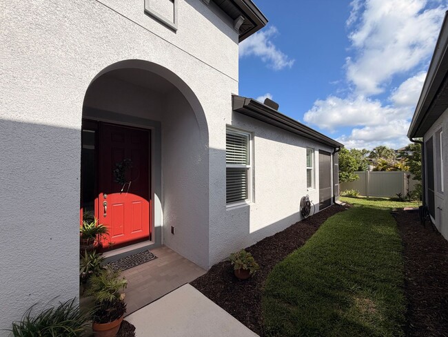 Building Photo - Open and bright 2/2 Plus a den with 2 car garage