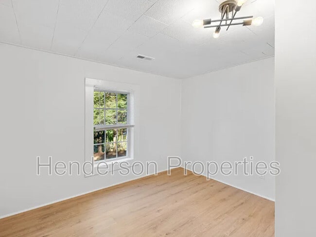 Building Photo - 532 E Iredell Ave