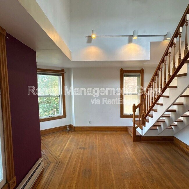 Building Photo - 2647 Girard Ave S