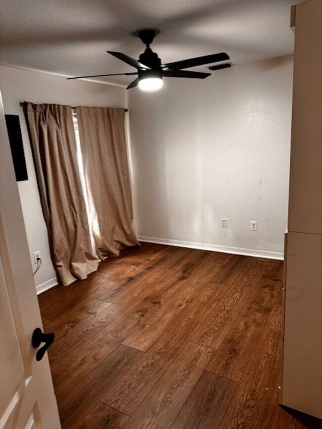 Building Photo - Beautiful 3 bedroom 2 bathroom home availa...