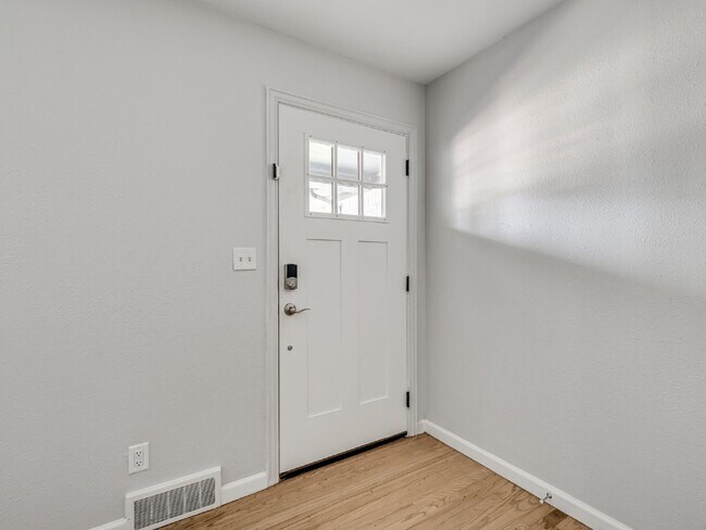 Building Photo - Beautiful Home Just Minutes from the OU Ca...