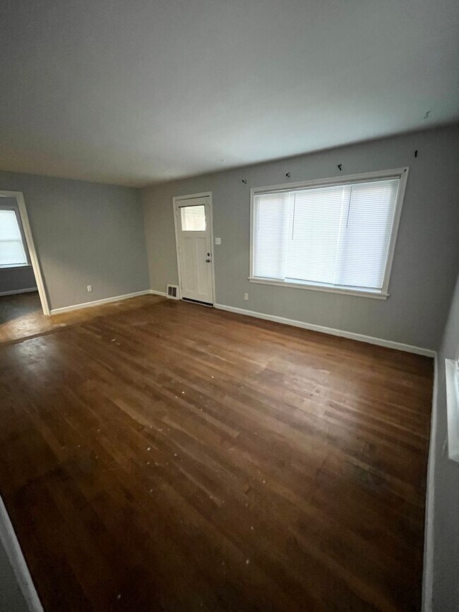 Building Photo - 4 bedroom 1.5 bathroom single family home