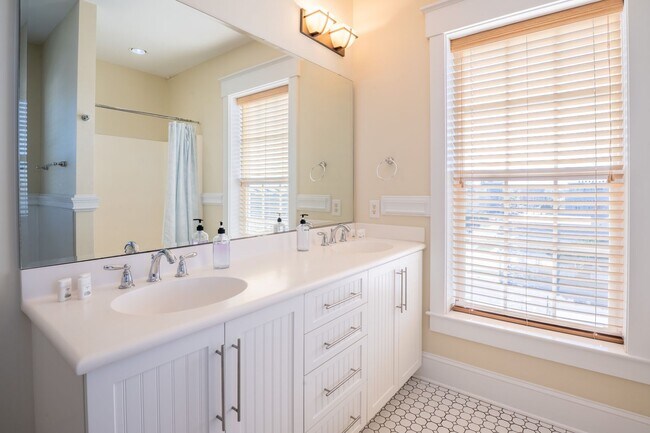 Building Photo - ENJOY OCEAN BREEZES FROM THIS FURNISHED OFF-SEASON OCEAN VIEW CONDO W/BALCONIES