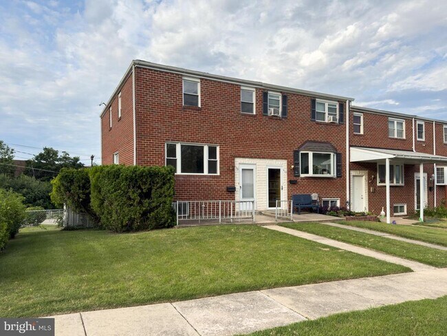 Building Photo - 926 Regina Dr