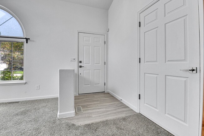 Building Photo - $2,350.00, 3-bed, 2-bath, located in Denver.