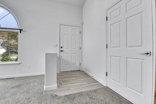 Building Photo - $2,600, 3-bed, 2-bath, located in Denver.