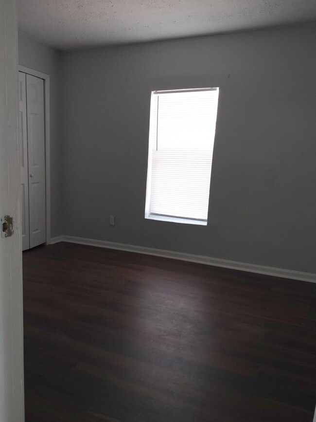 Building Photo - 3/1 Single Family Home Available now! 32204