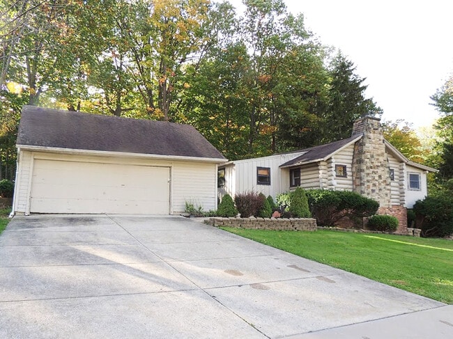 Primary Photo - Extraordinary 4 Bedroom 2 Full Bathroom Co...