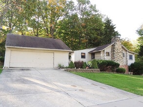 Building Photo - Extraordinary 4 Bedroom 2 Full Bathroom Co...