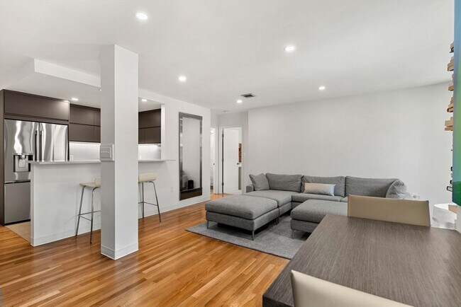 Building Photo - 84 Gainsborough St