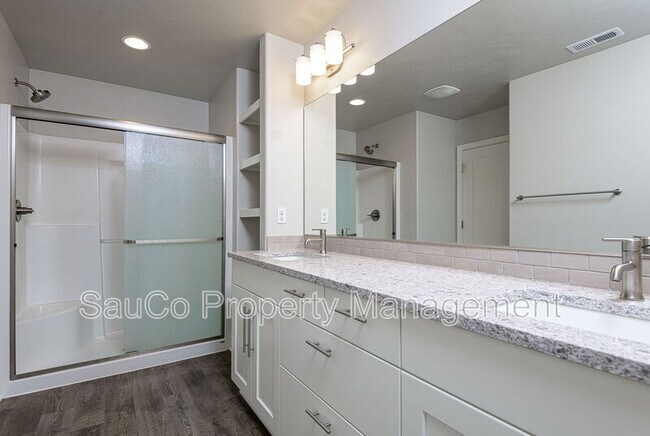 Building Photo - 13227 SW Maxfield Ln