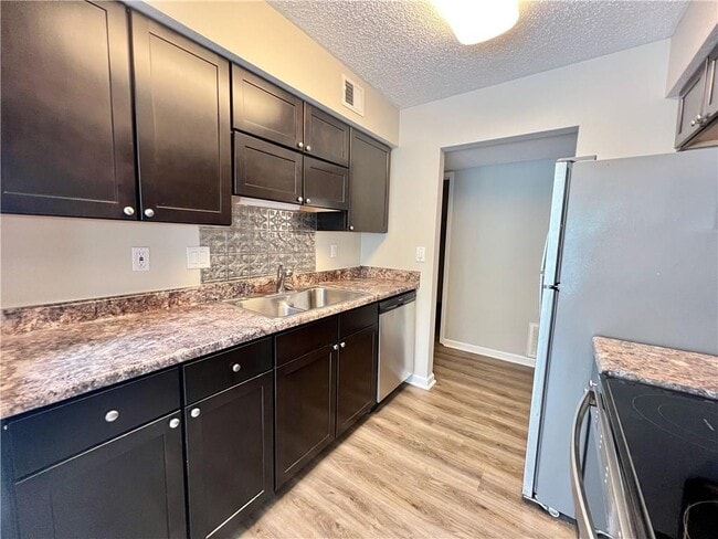 Building Photo - 1605 Huntingdon Chase