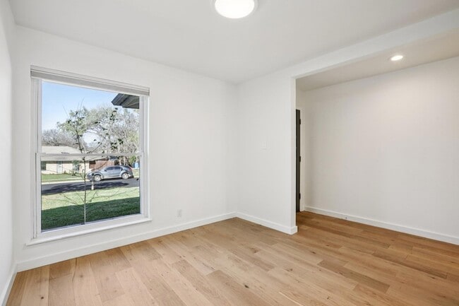 Building Photo - 7205 Twisted Oaks Dr