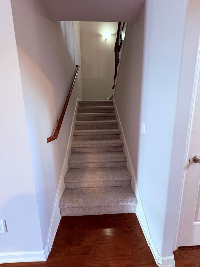 Building Photo - Stunning Stratford Park Townhome