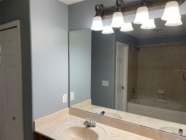 Building Photo - Beautiful Townhouse located in Crowntree L...