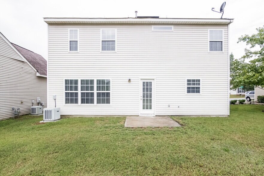 Building Photo - 10126 Green Hedge Ave