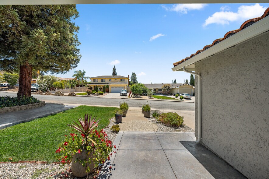 Building Photo - 3661 Slopeview Dr