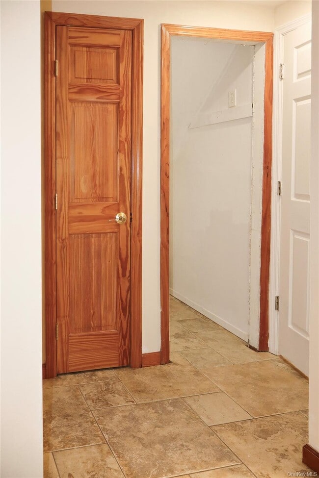 Building Photo - 642 6th Ave W