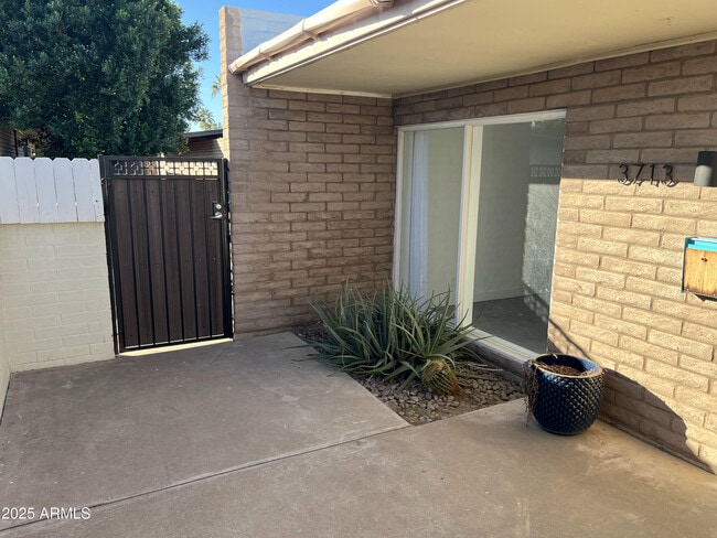 Building Photo - 3713 E Glenrosa Ave