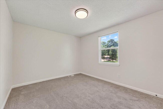 Building Photo - Pet Friendly Three Bedroom!