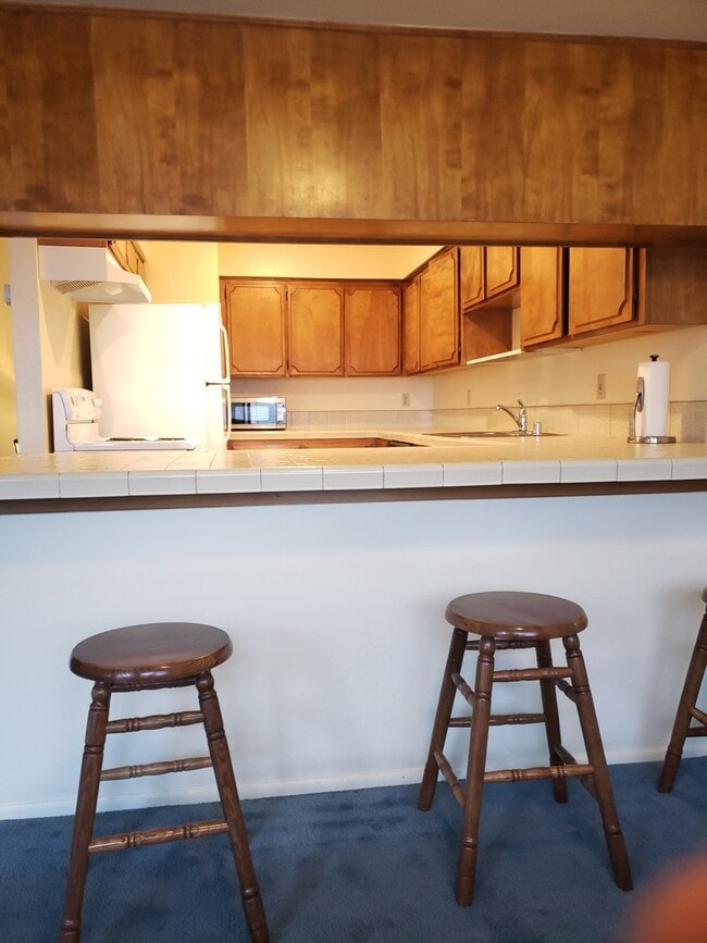 Building Photo - Spacious Two Bedroom/Two Bath